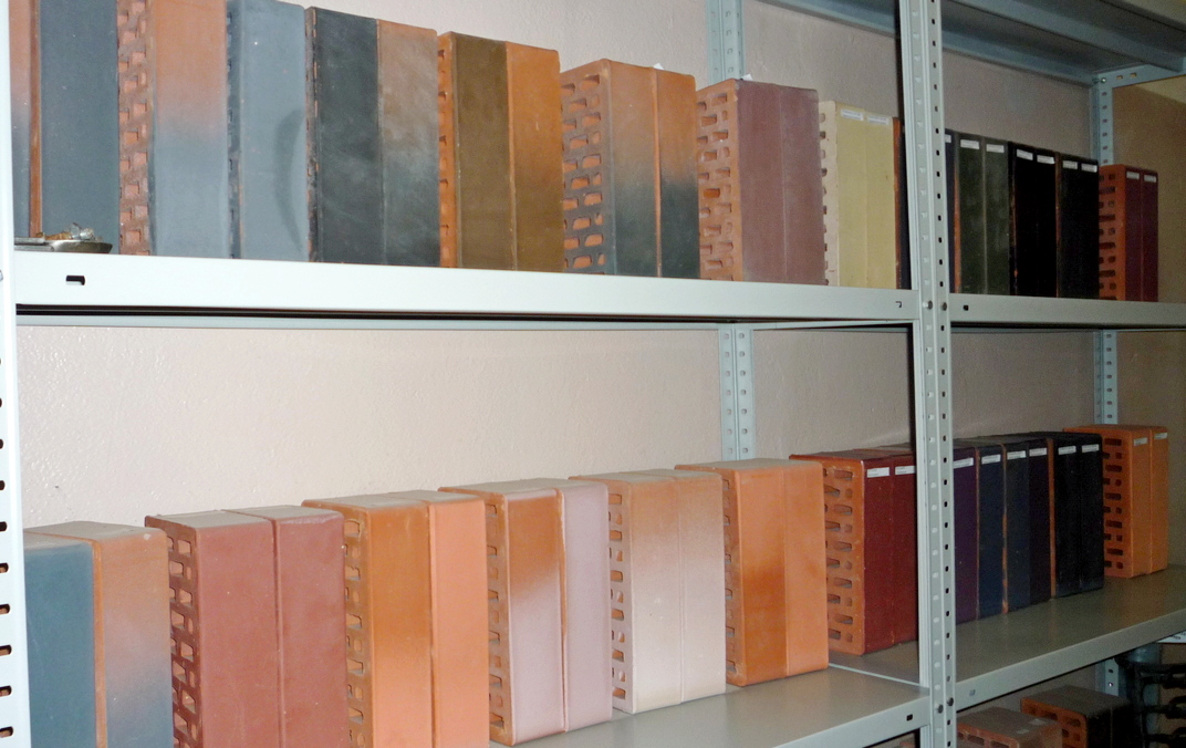 Выбрать кирпич самому на кирпичном заводе