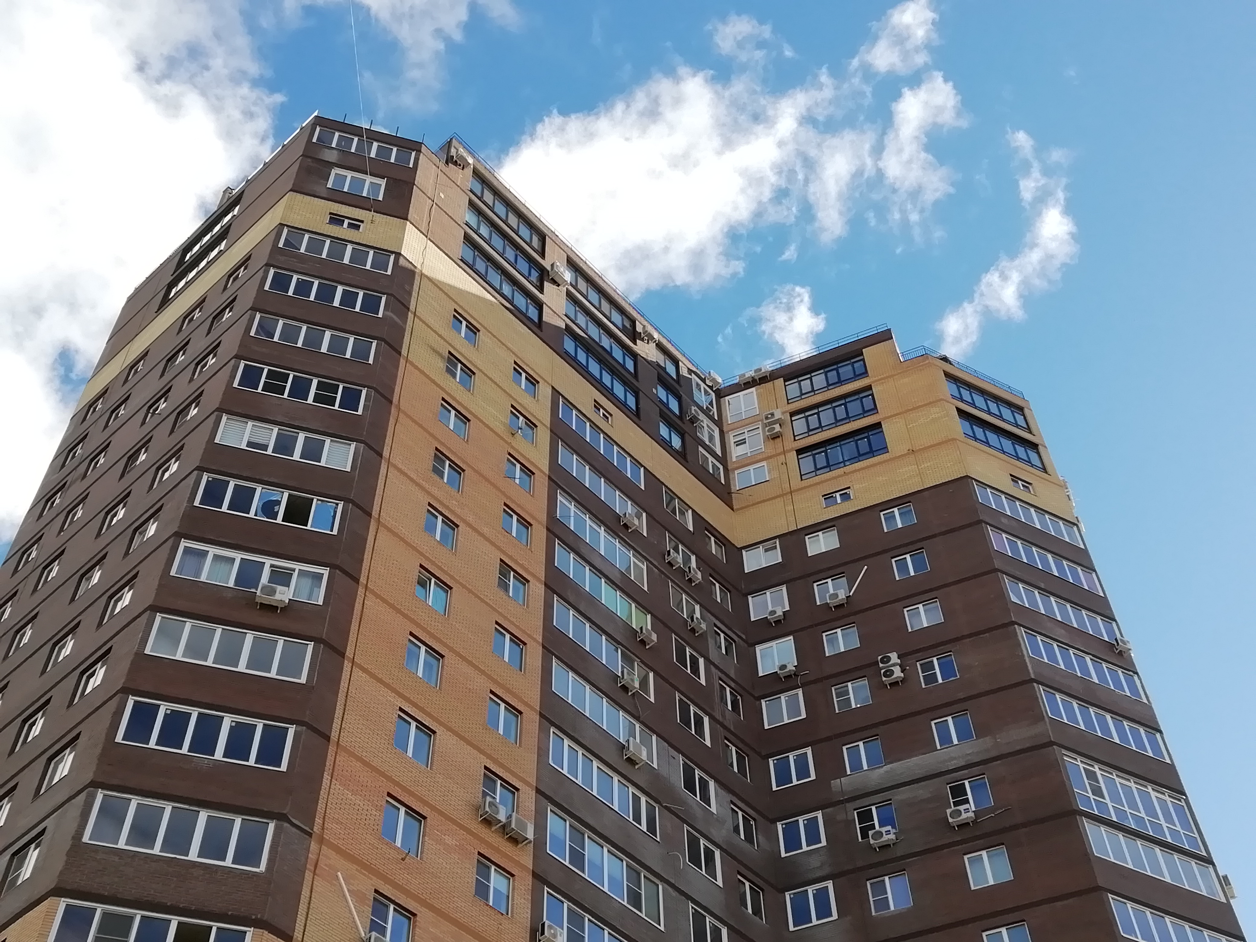 Высотные здания с отделкой фасада из кирпича