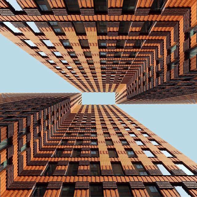 Кирпич на высоте городской среды